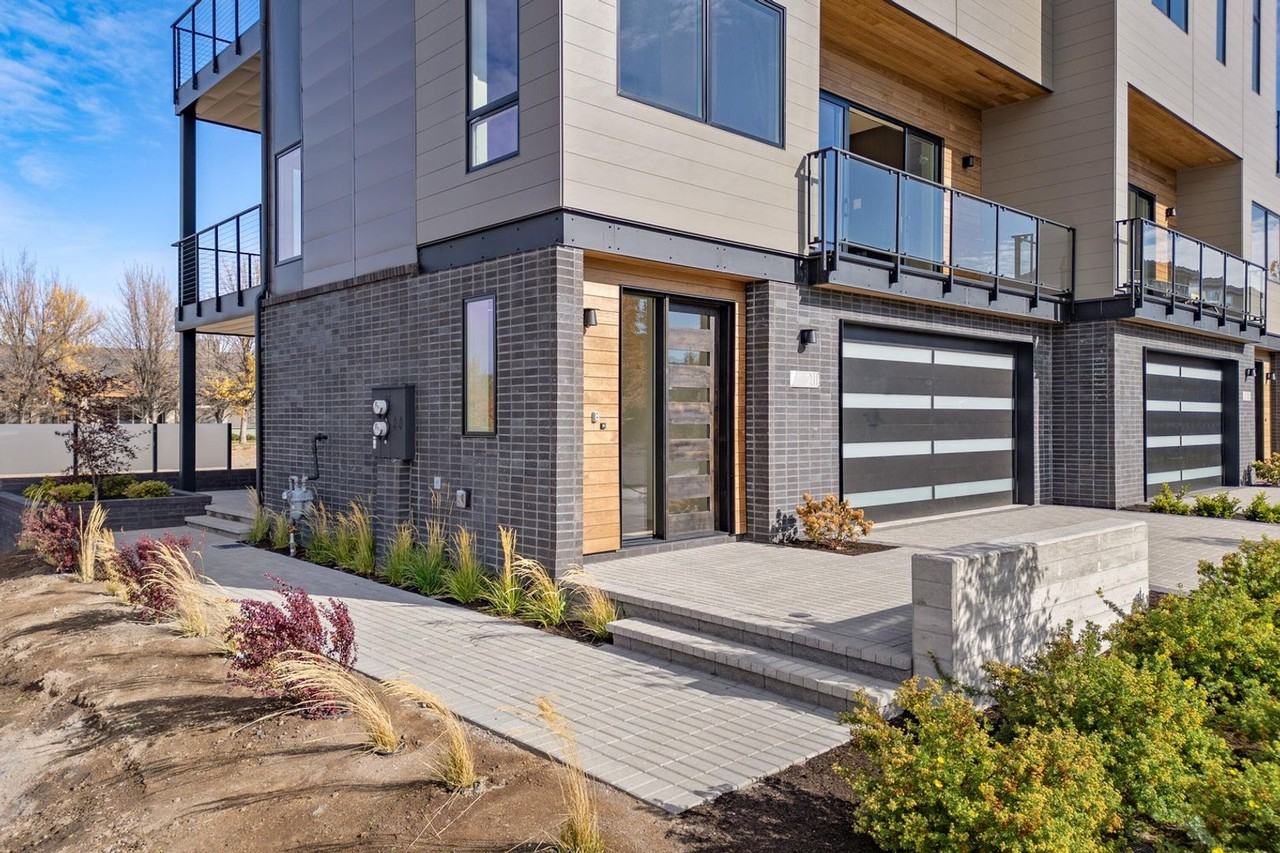 211 Sw Log Ct - Photo 2 of 48