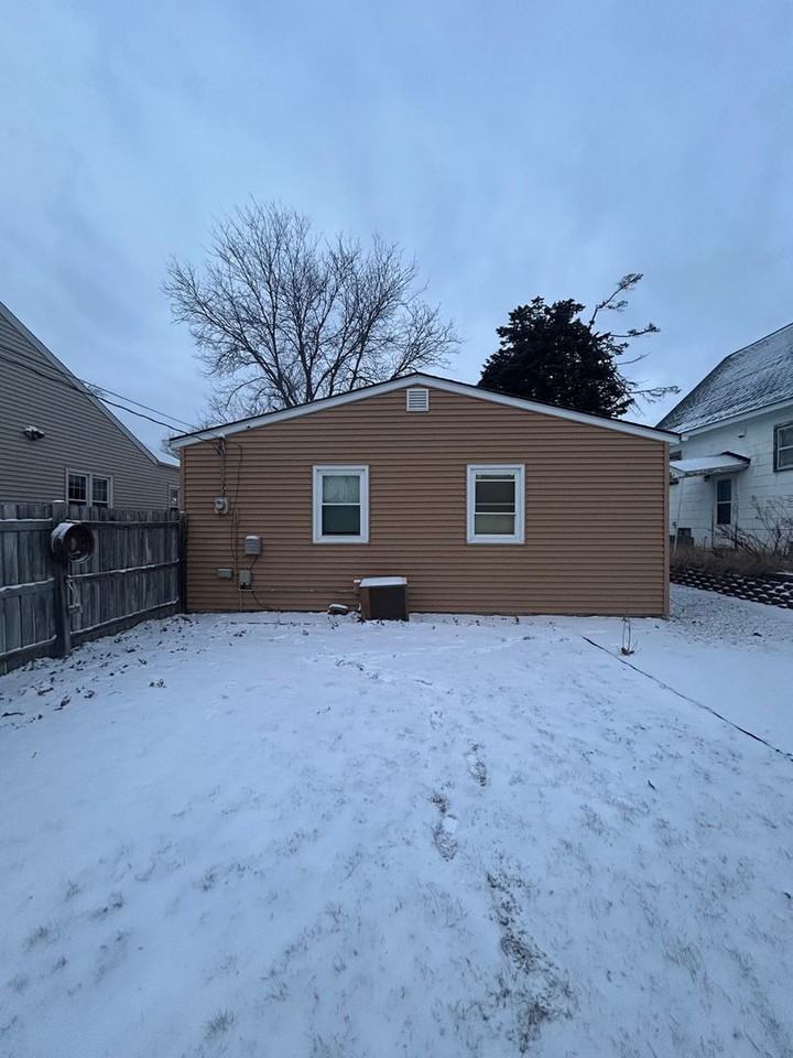 941 20th Ave Sw - Photo 2 of 11