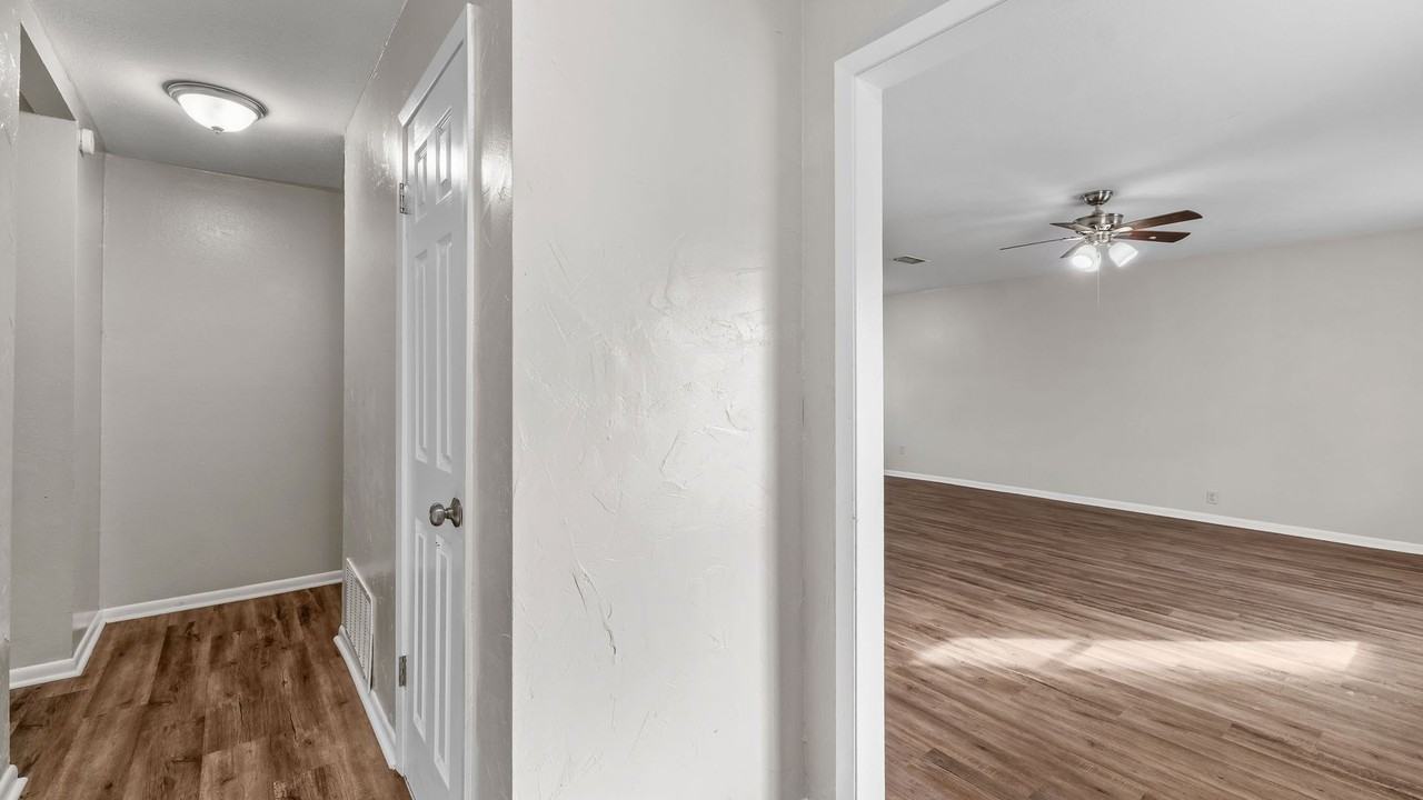 412 N Elm St - Photo 3 of 26