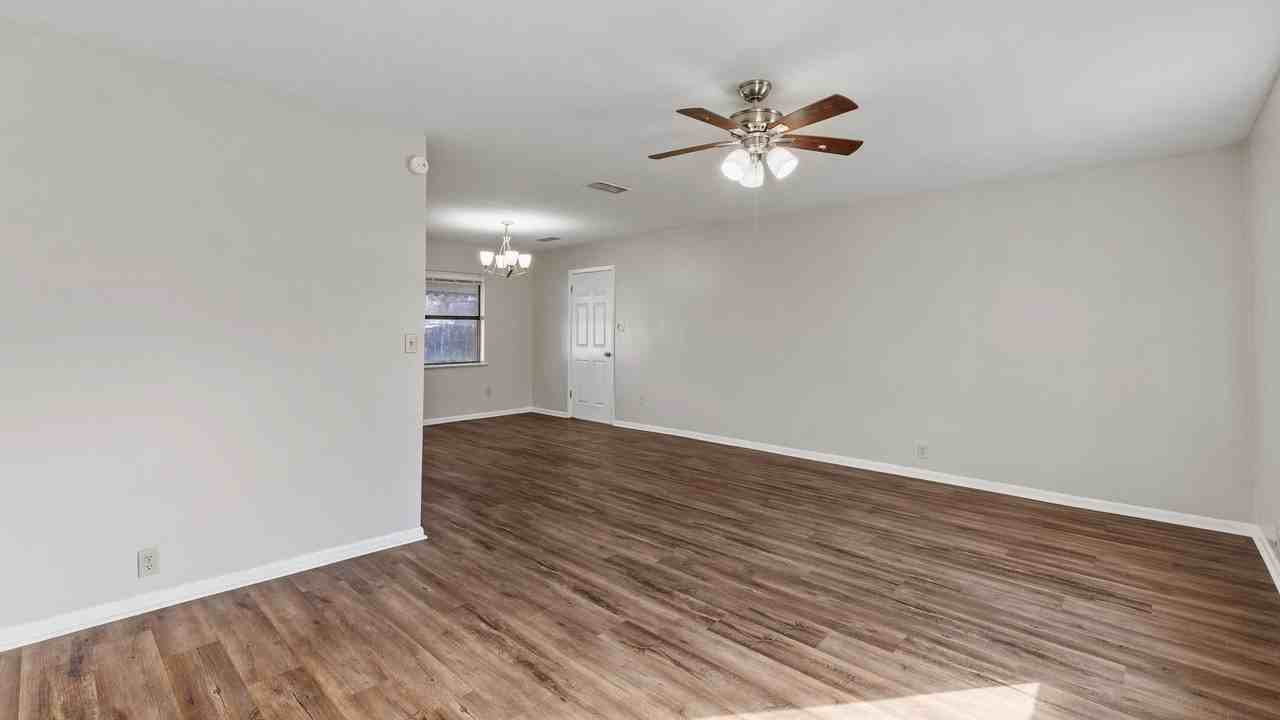 412 N Elm St - Photo 4 of 26