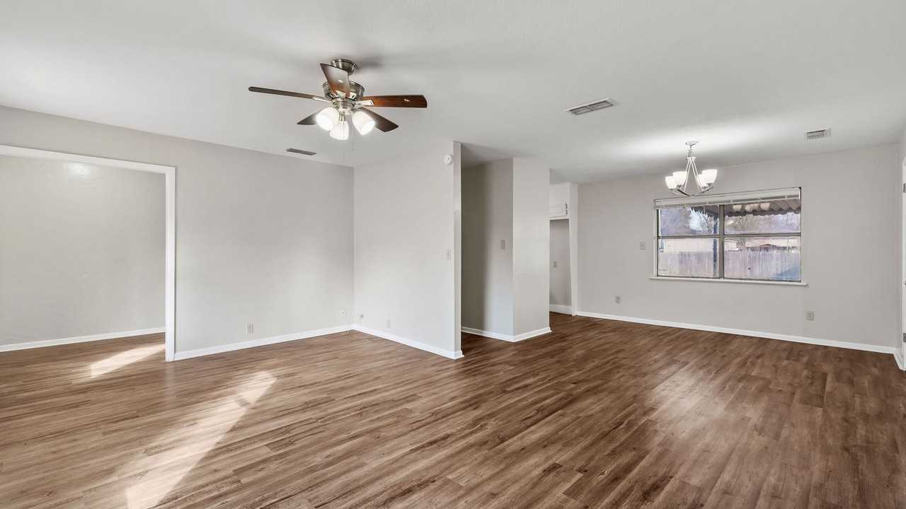 412 N Elm St - Photo 6 of 26