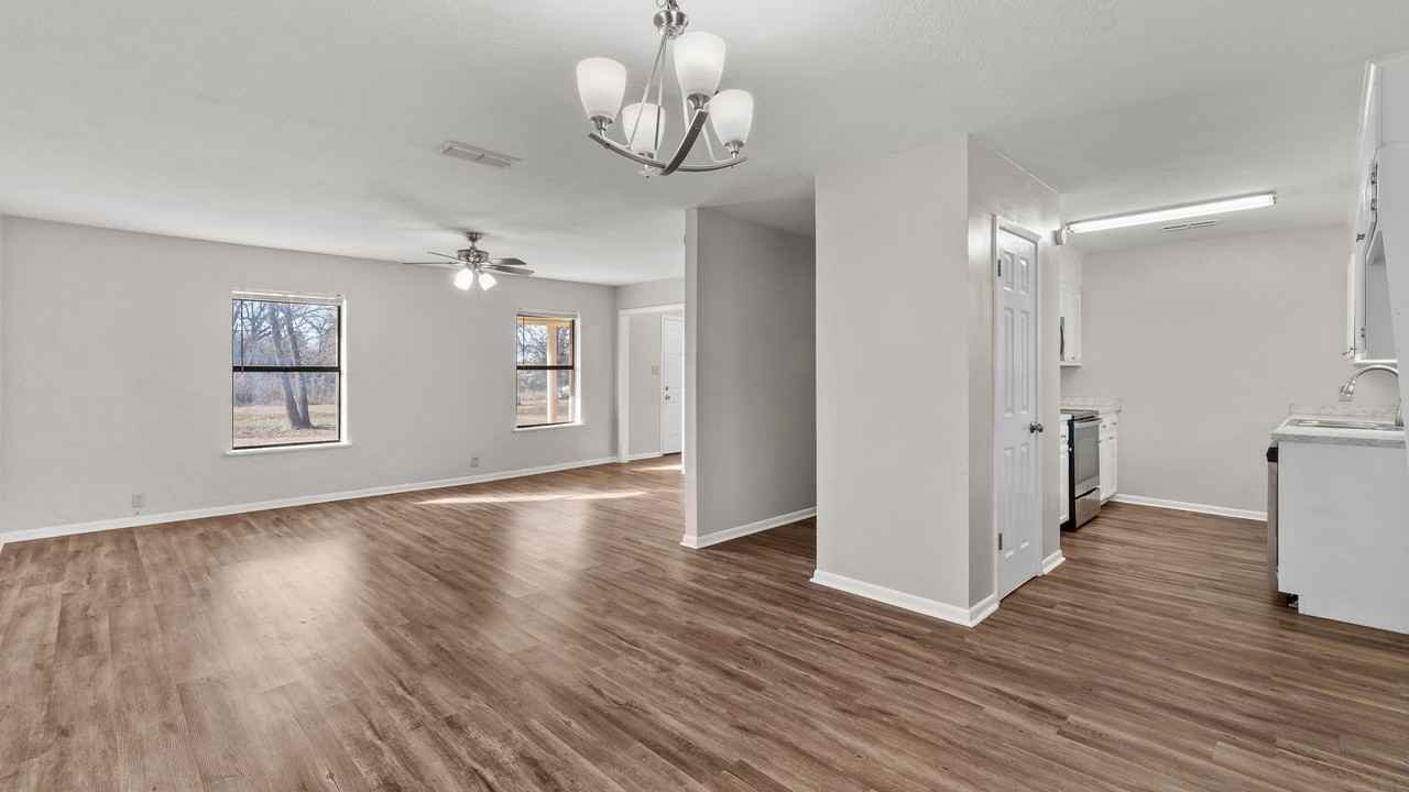 412 N Elm St - Photo 7 of 26