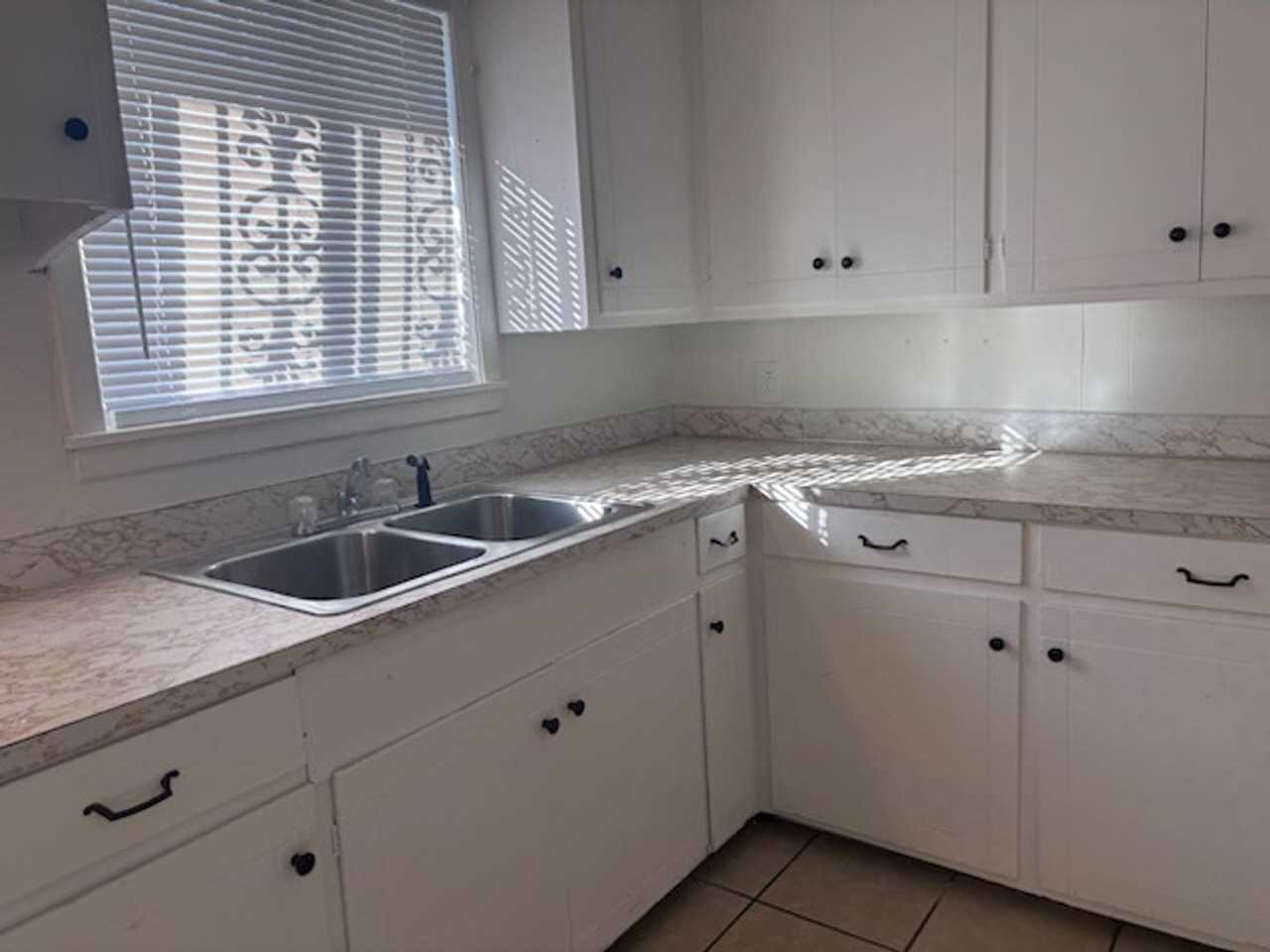 3715 Skyline Dr - Photo 3 of 9