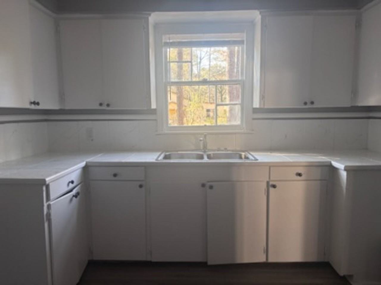 2121 Oakhurst Dr - Photo 2 of 8