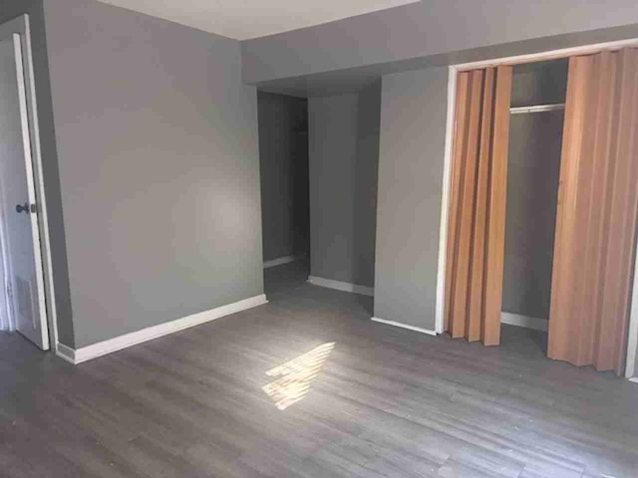 2121 Oakhurst Dr - Photo 4 of 8