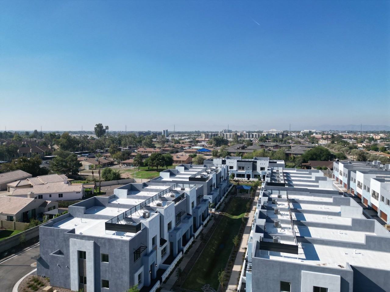 733 E Commonwealth Ave - Photo 3 of 37