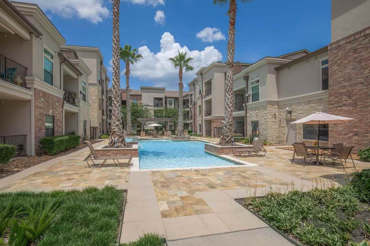 Sunningdale Beautiful 55+ Living in the Woodlands - Photo 4 of 40