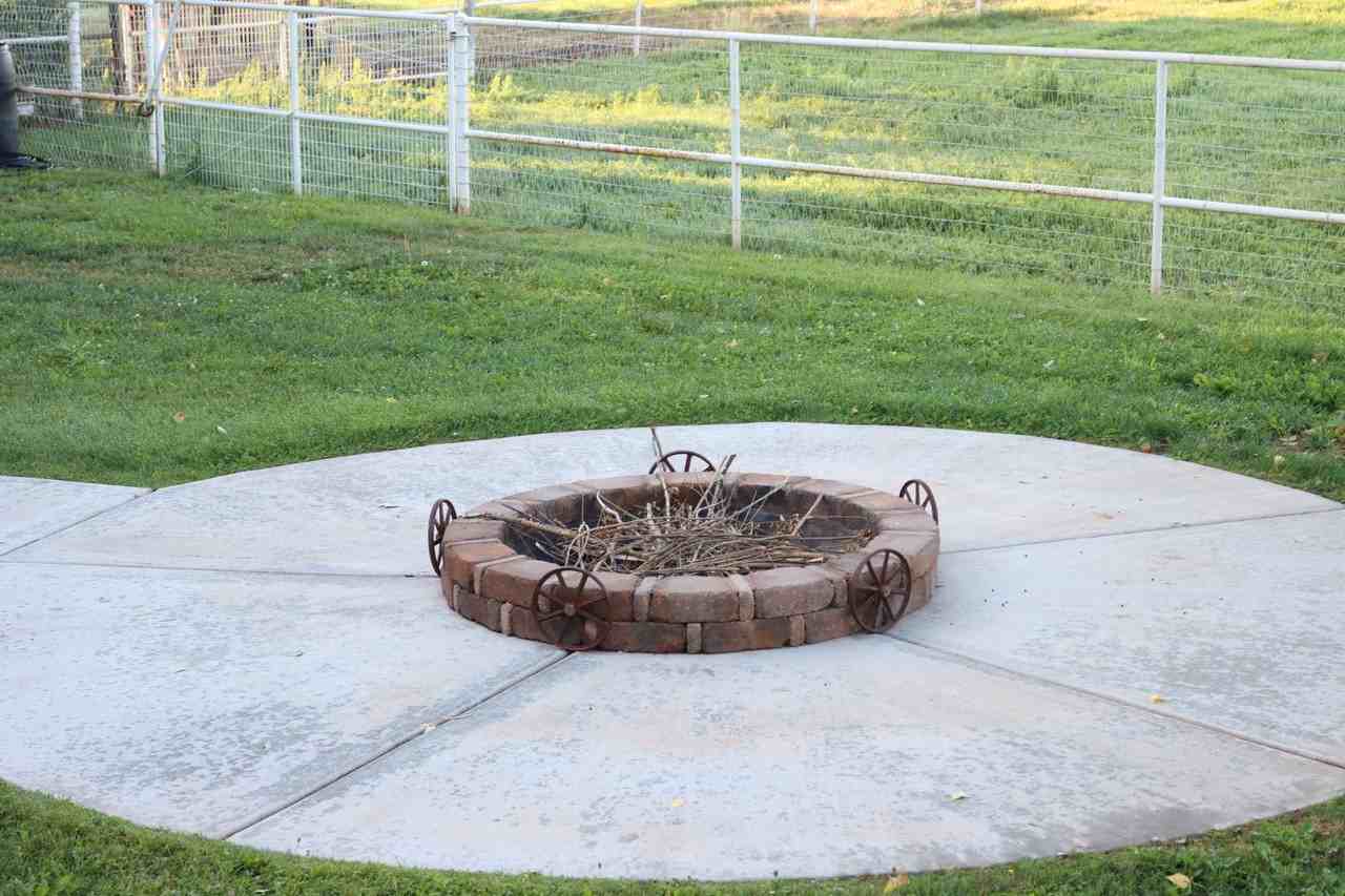 313 E 1/2 St N - Photo 3 of 34