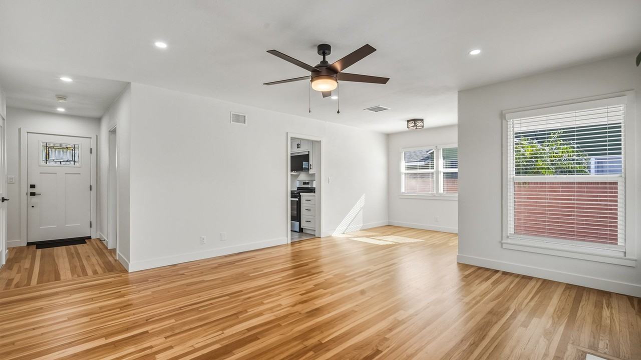 1307 N Maplewood St - Photo 4 of 45