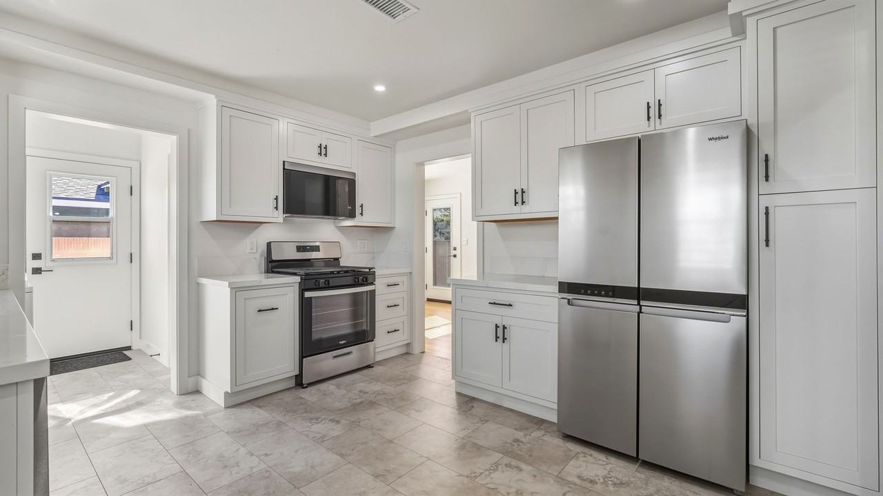 1307 N Maplewood St - Photo 6 of 45