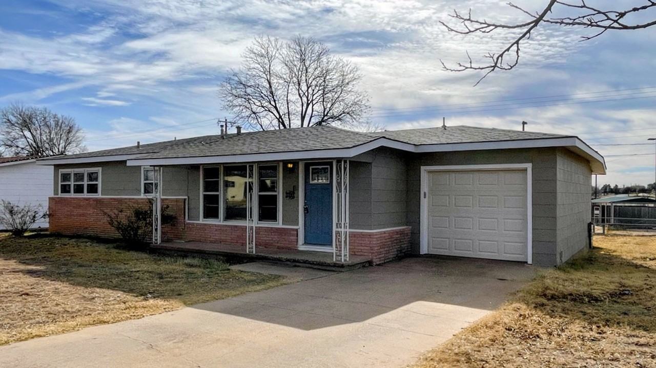 2402 42nd St - Photo 2 of 23