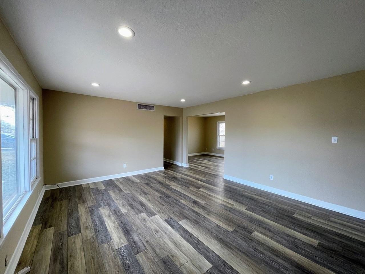 2402 42nd St - Photo 3 of 23