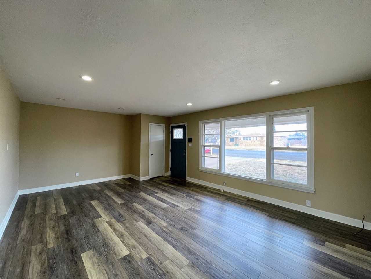 2402 42nd St - Photo 4 of 23