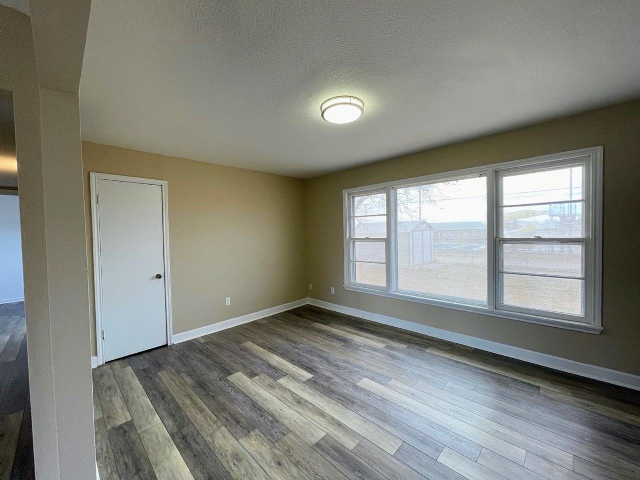 2402 42nd St - Photo 5 of 23