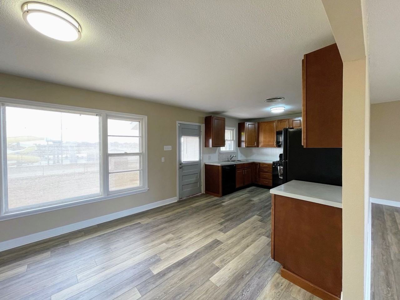 2402 42nd St - Photo 6 of 23