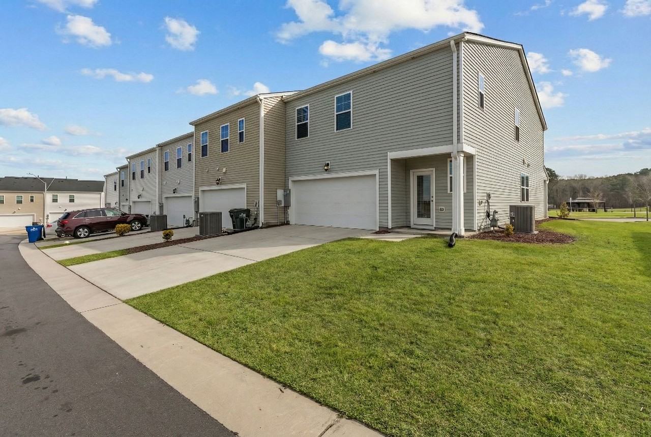 2212 Kasota Ln - Photo 3 of 32