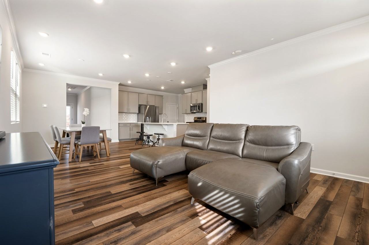 2212 Kasota Ln - Photo 4 of 32