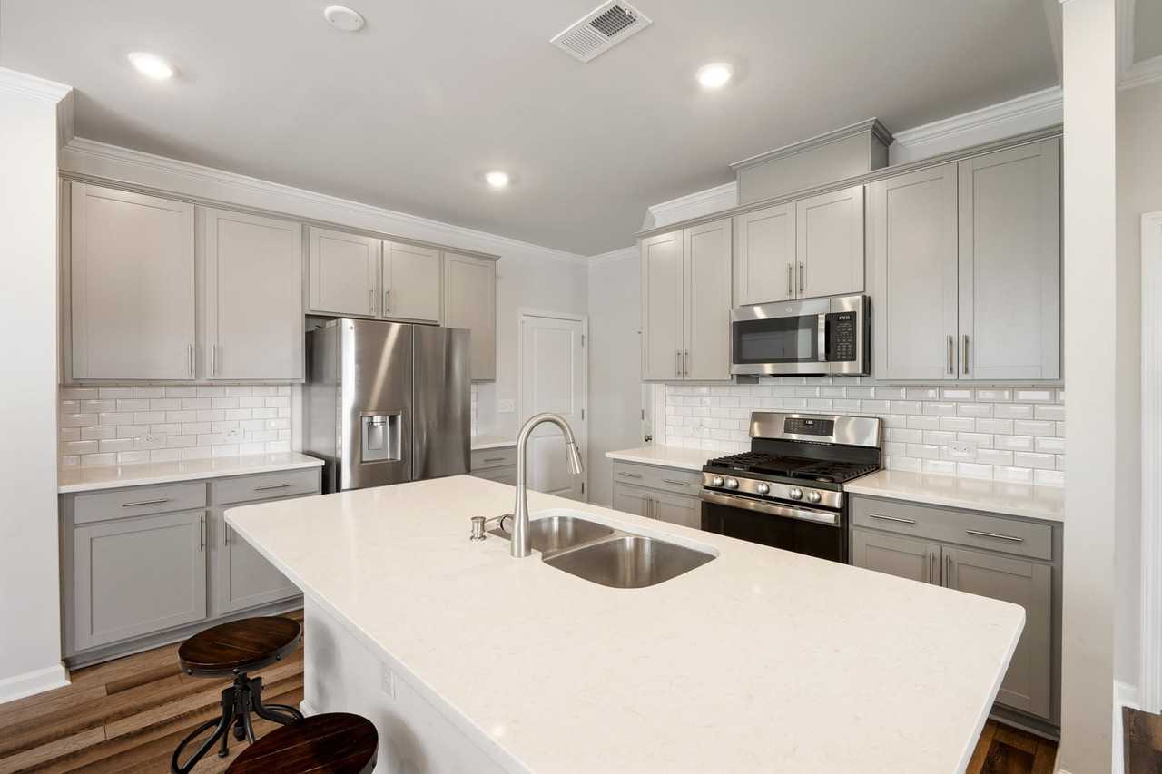 2212 Kasota Ln - Photo 6 of 32