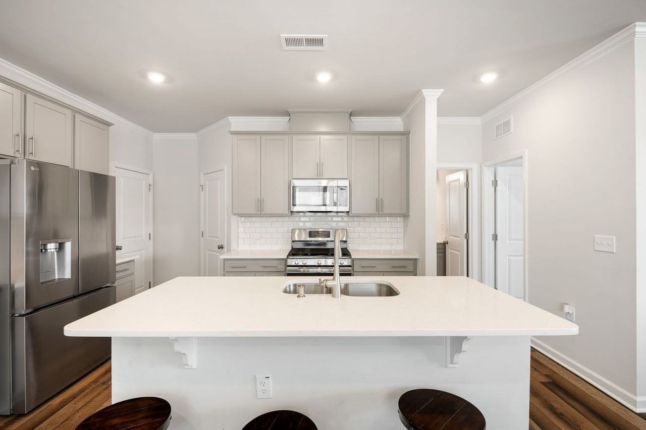 2212 Kasota Ln - Photo 7 of 32