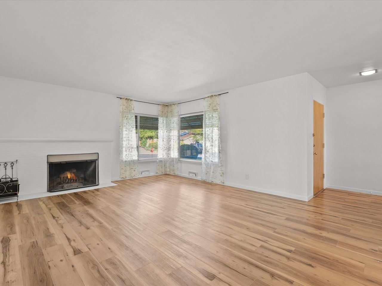 1645 Shangri La Dr - Photo 2 of 31