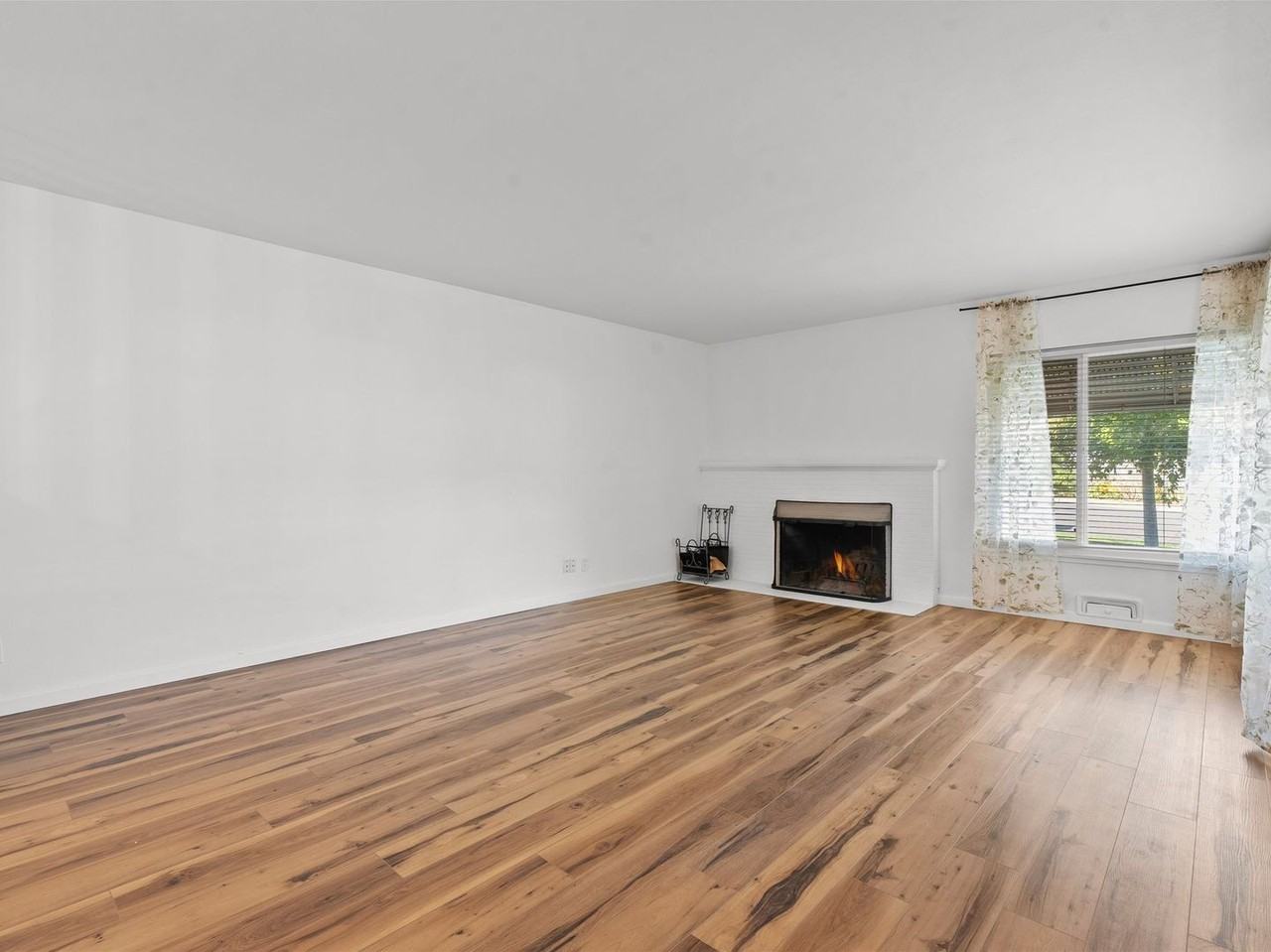 1645 Shangri La Dr - Photo 3 of 31