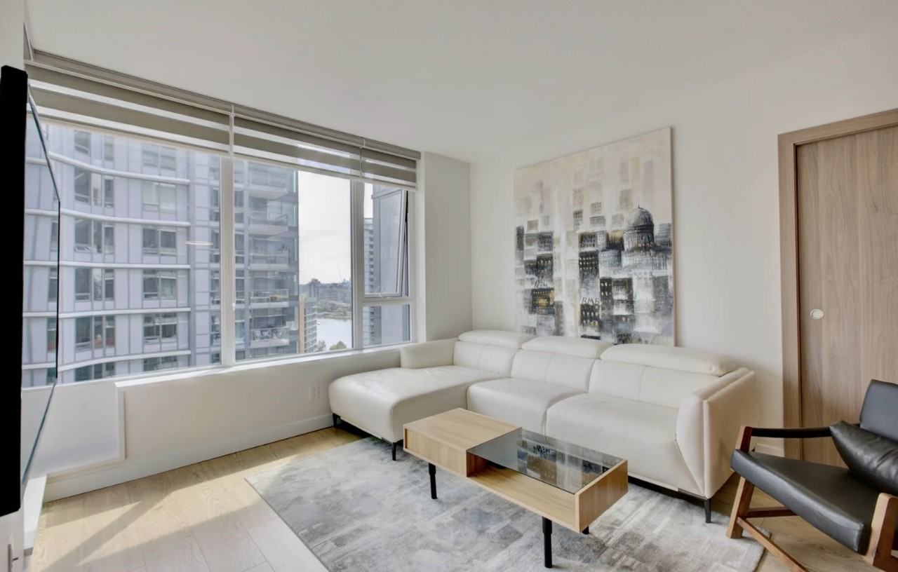 68 Smithe St - Photo 3 of 15