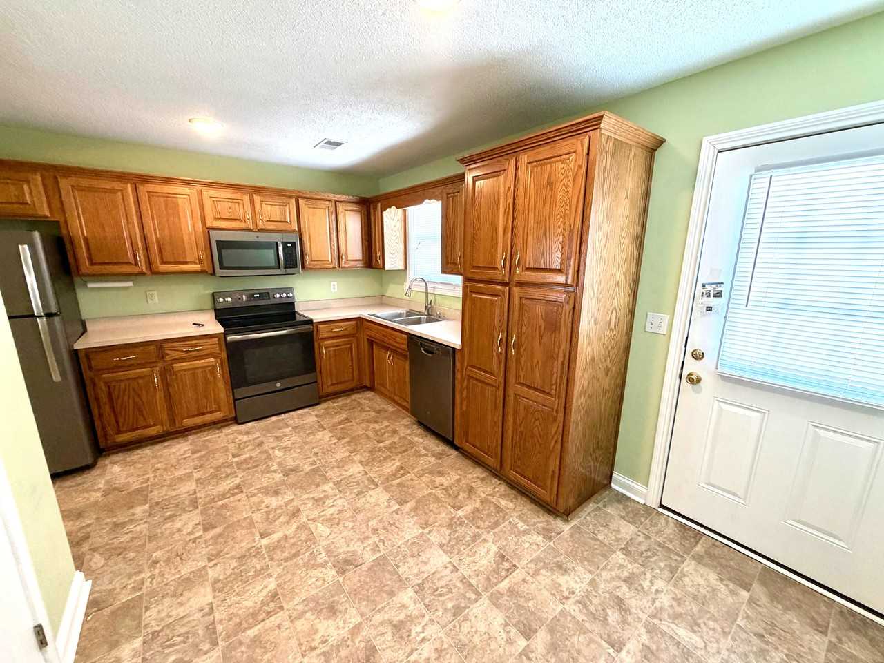 100 Fairway Hl #1 - Photo 6 of 20