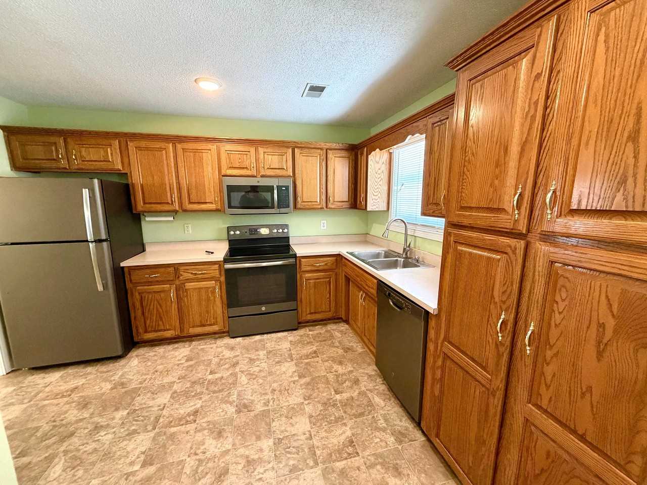 100 Fairway Hl #1 - Photo 7 of 20