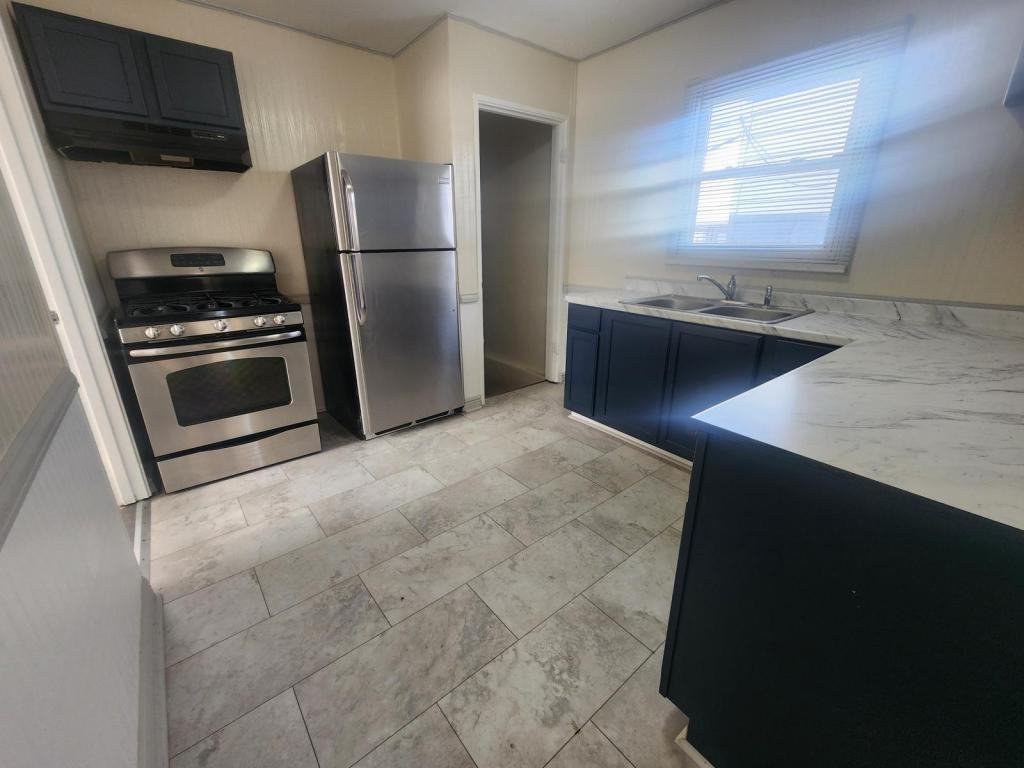 2324 Buchanan St - Photo 4 of 6