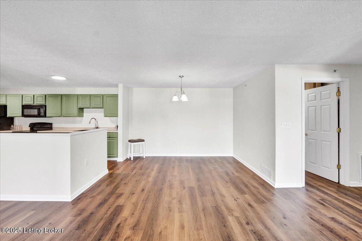 6406 Shelton Cir - Photo 3 of 36