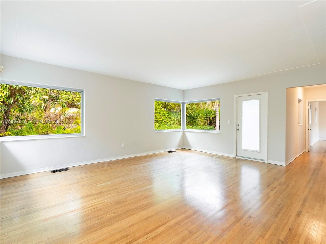 650 Ne 60th St - Photo 3 of 21