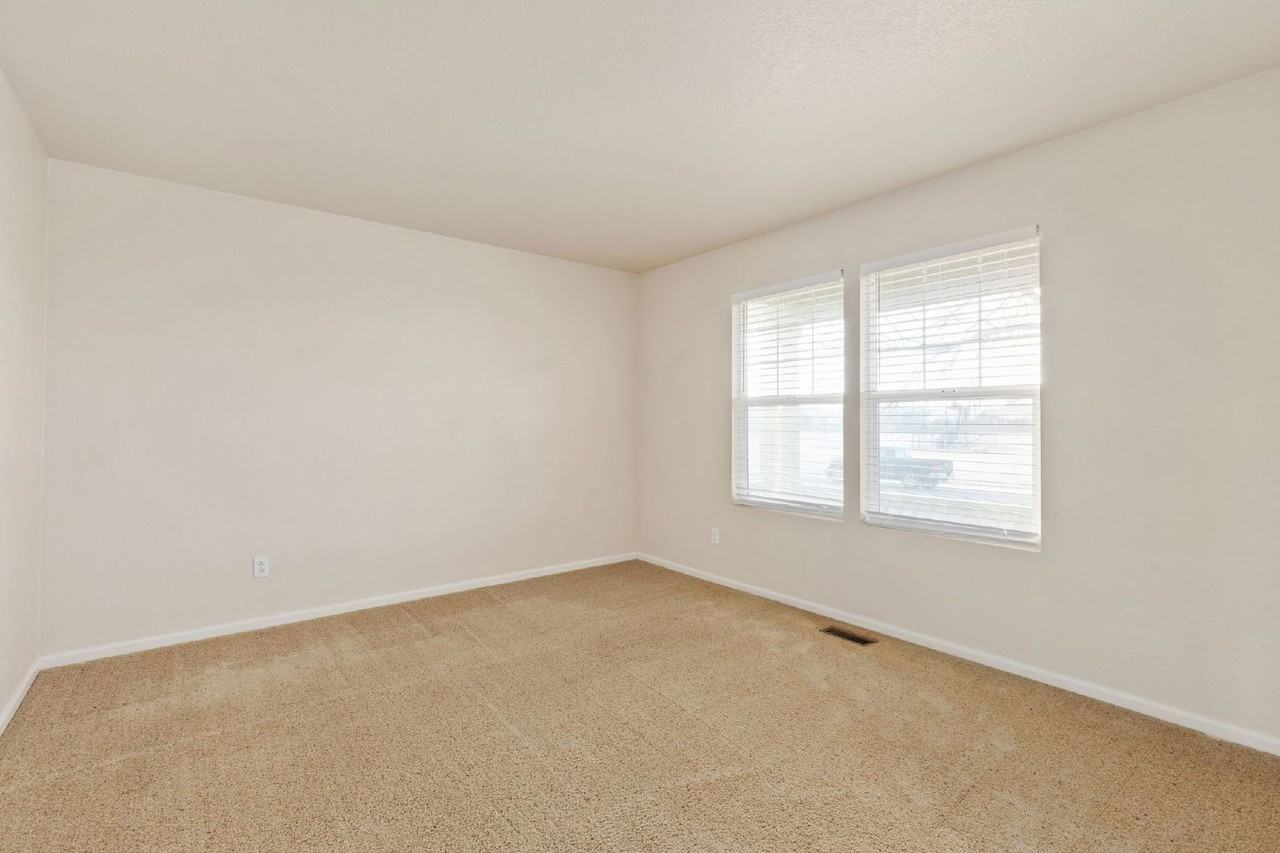 5727 Skyline Ave - Photo 5 of 26