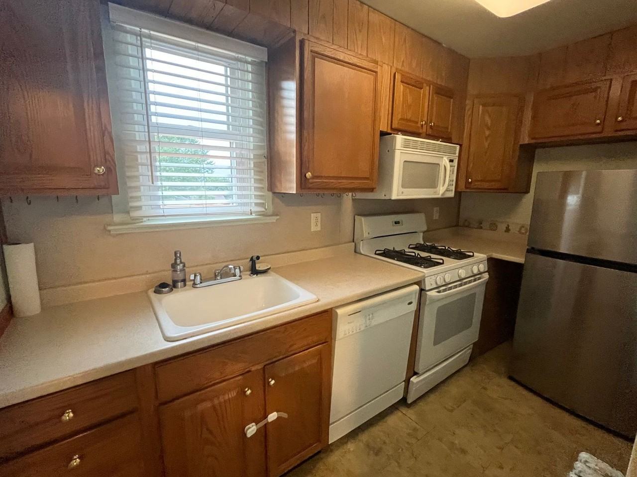 1418 S Webster Ave - Photo 3 of 17