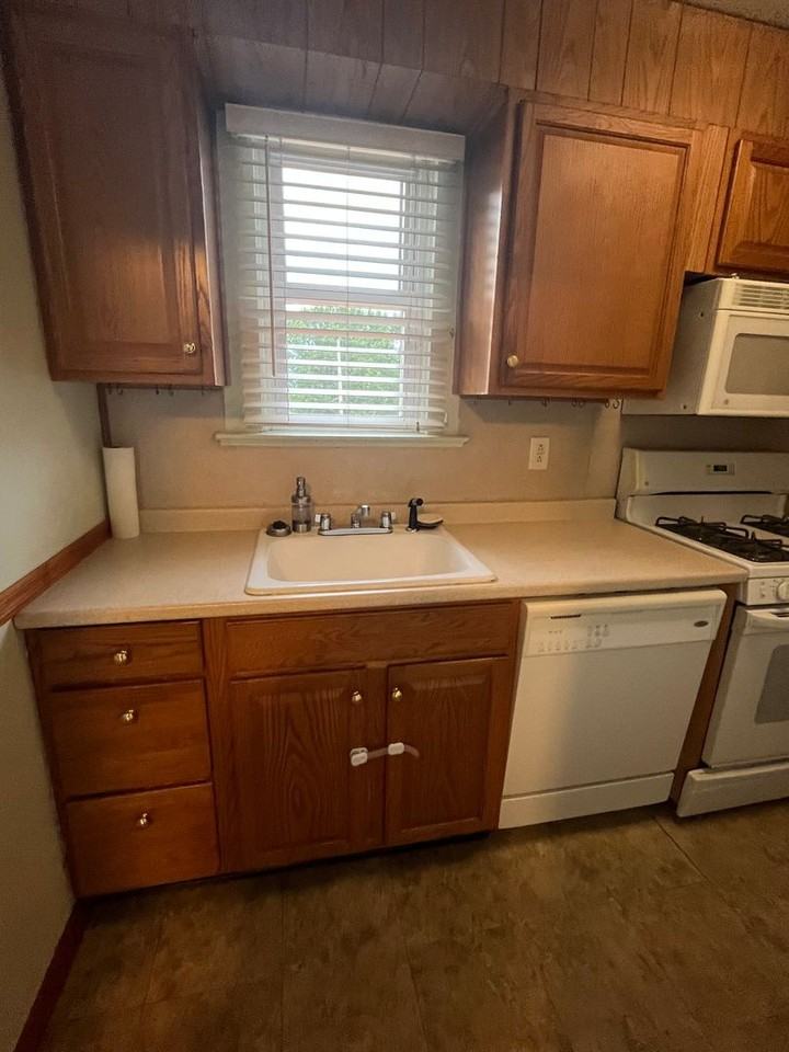 1418 S Webster Ave - Photo 4 of 17