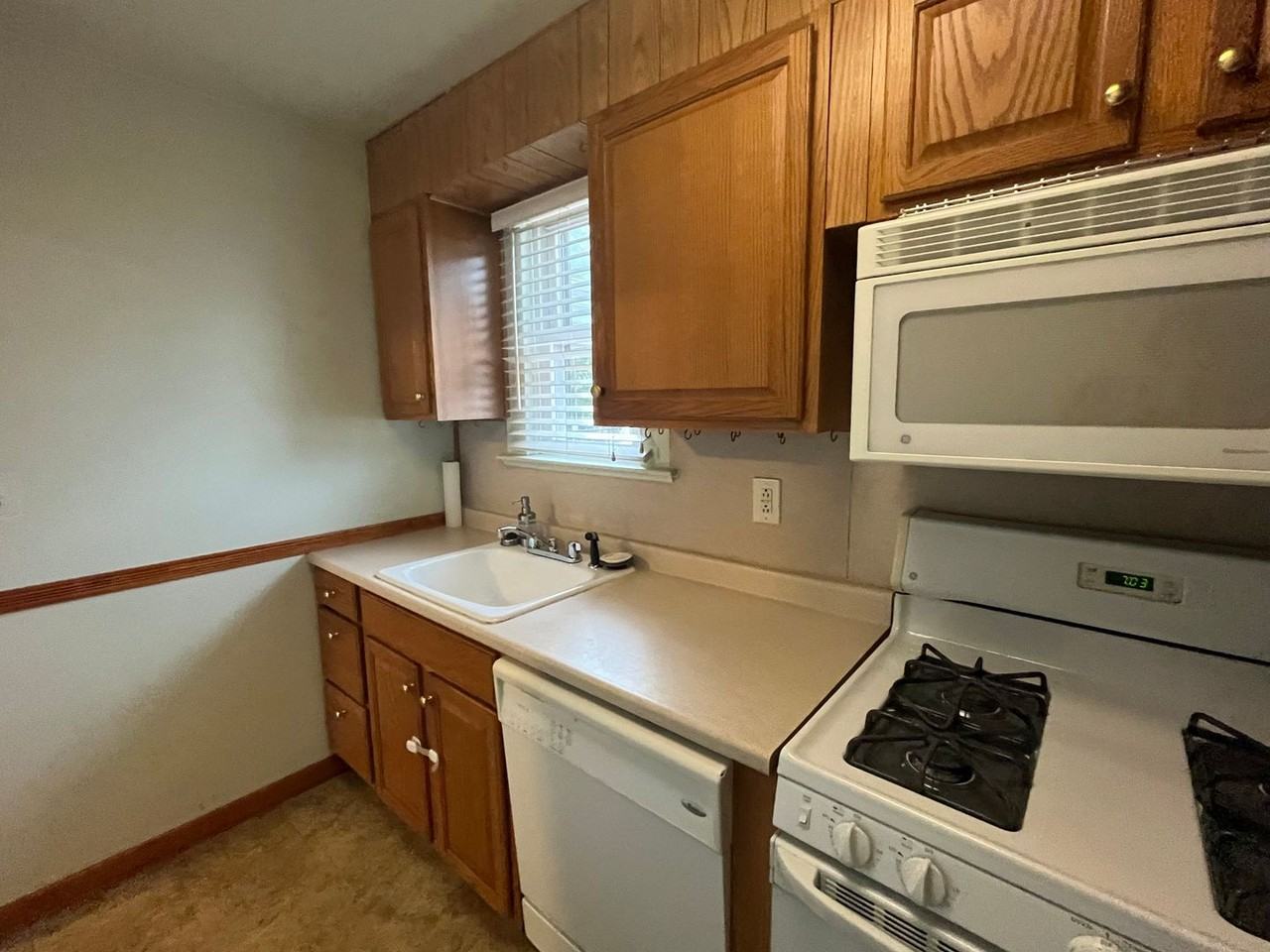 1418 S Webster Ave - Photo 5 of 17