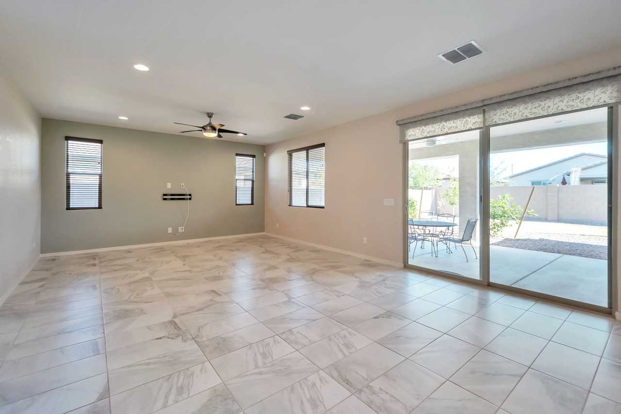 5653 S Winchester - Photo 7 of 38