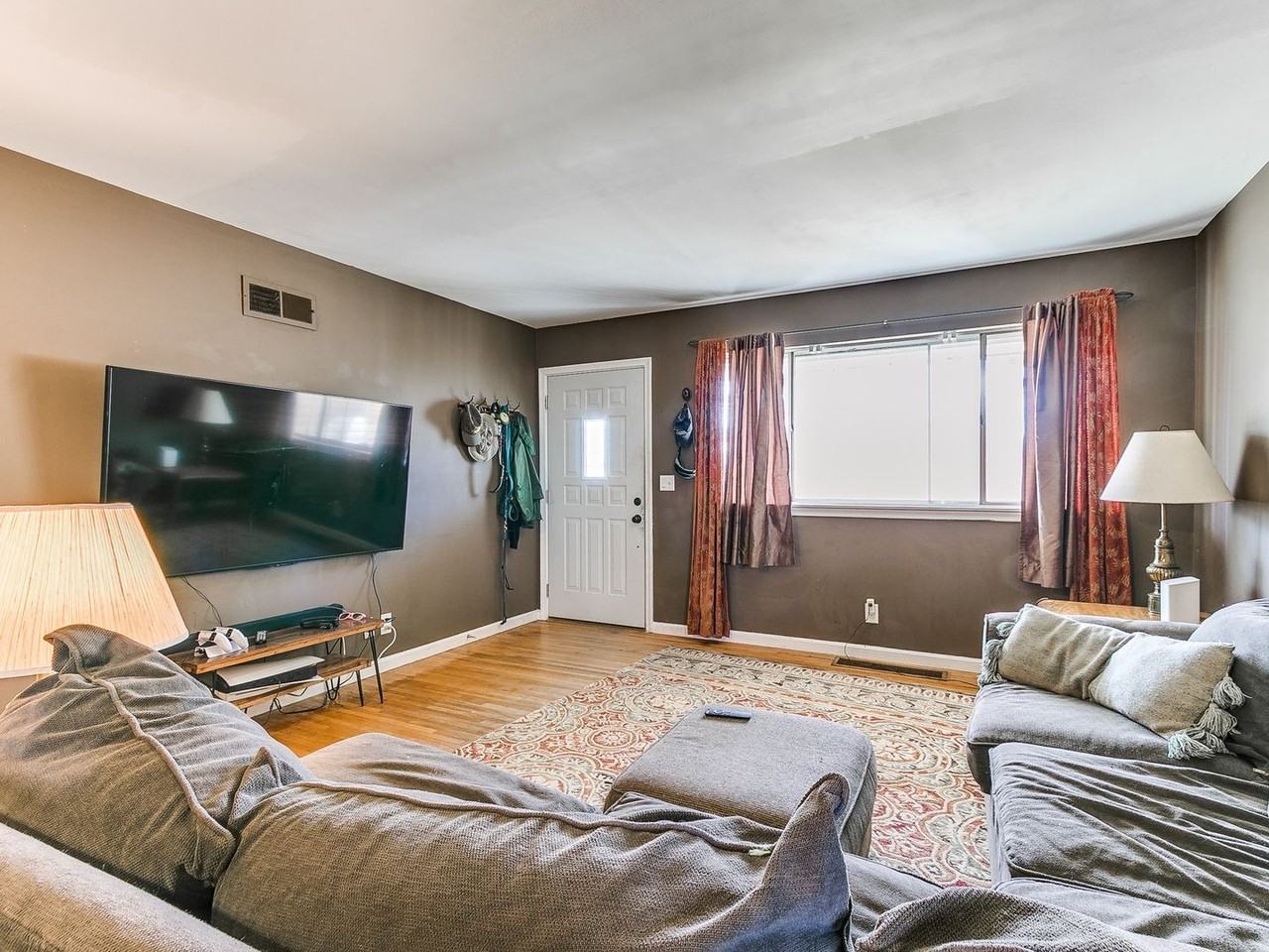 2713 S Norwood Ave - Photo 4 of 19