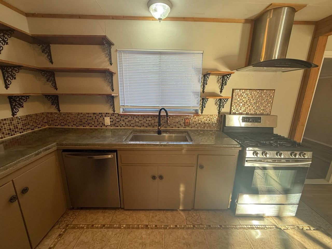 2713 S Norwood Ave - Photo 6 of 19