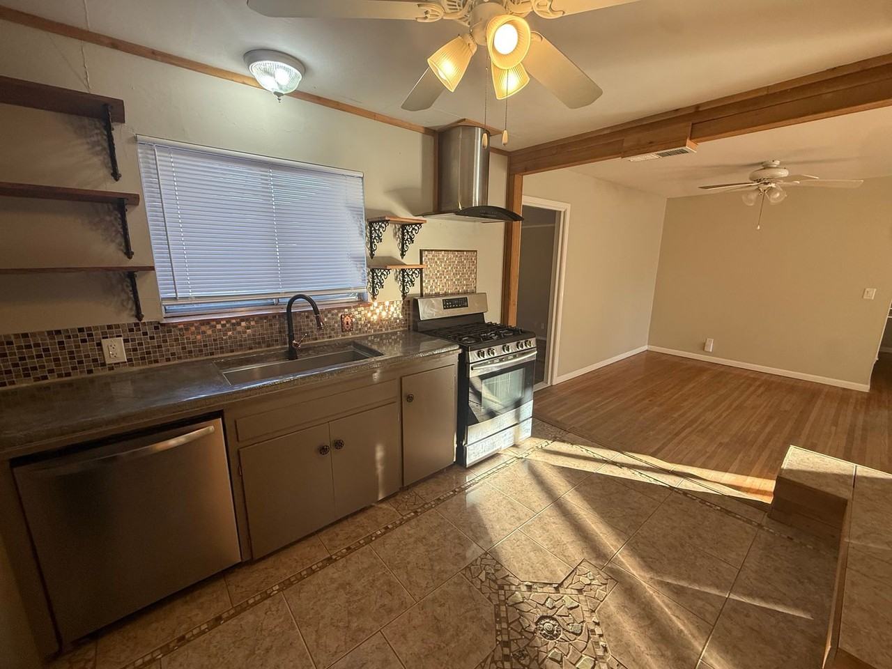 2713 S Norwood Ave - Photo 7 of 19