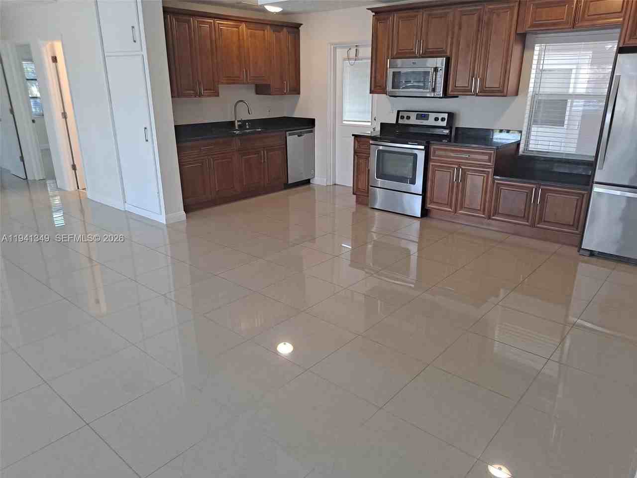 335 Sw 18th Ave #335MAIN - Photo 4 of 11