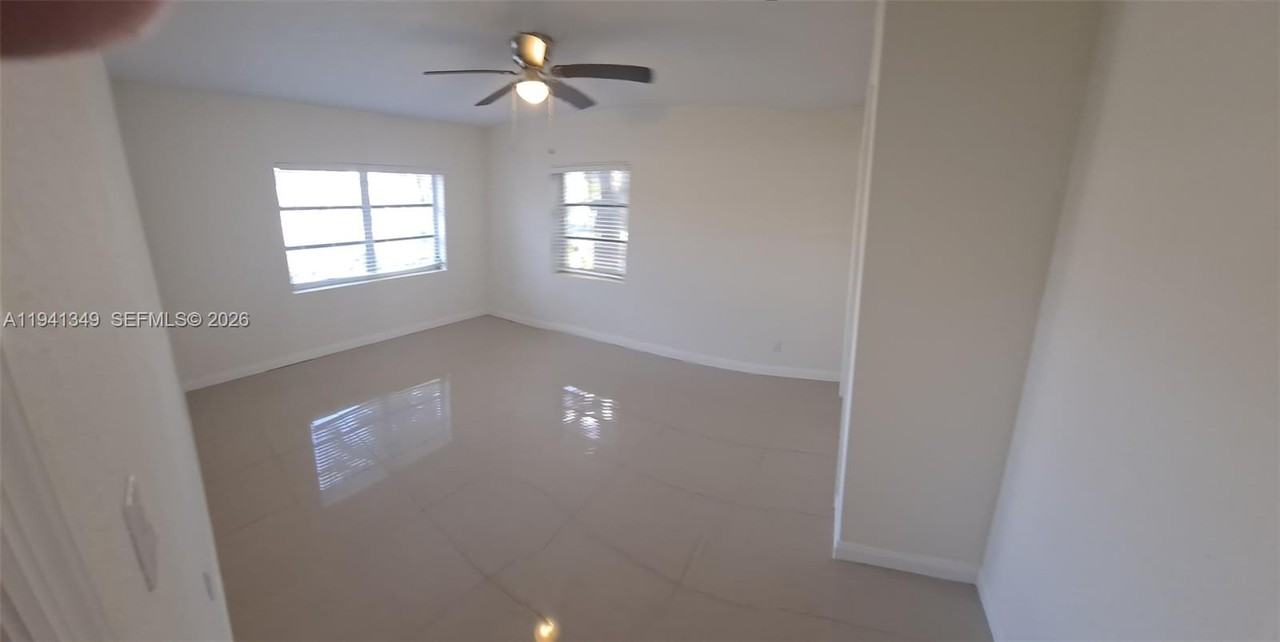 335 Sw 18th Ave #335MAIN - Photo 5 of 11