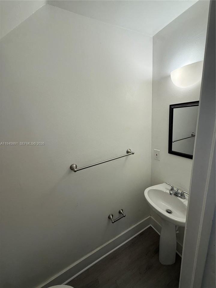 821 Sw 2nd St #821-6 - Photo 5 of 18