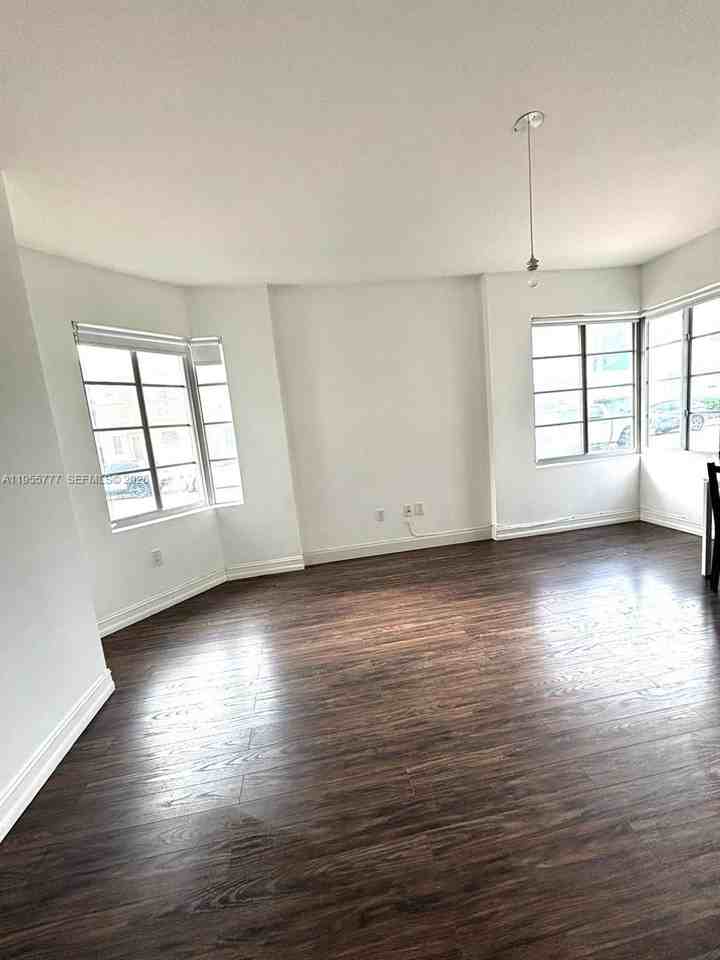 621 11th St #621-101 - Photo 3 of 12