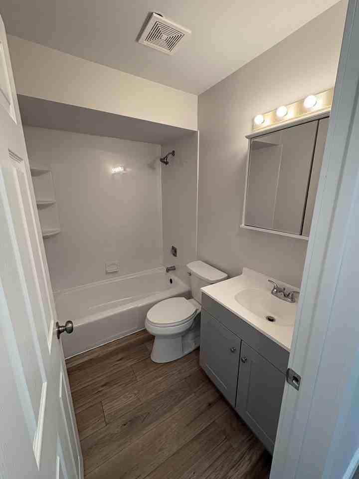 5654 Independence Ave #1 - Photo 5 of 5