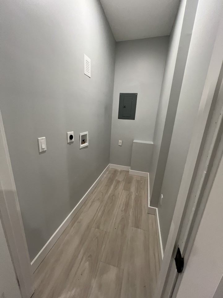 327 N Clarendon Ave #B - Photo 7 of 11