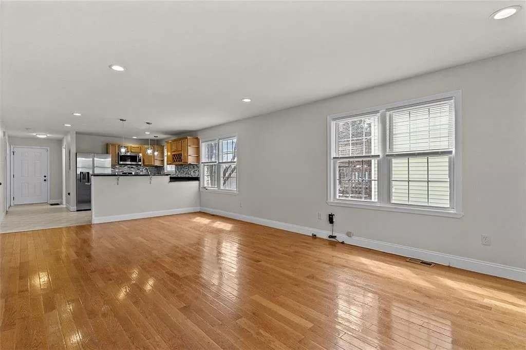 23 Vaughan St #1 - Photo 5 of 10