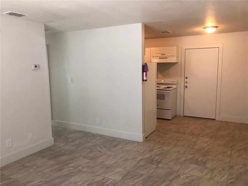 305 South San Patricio Street - Photo 4 of 8