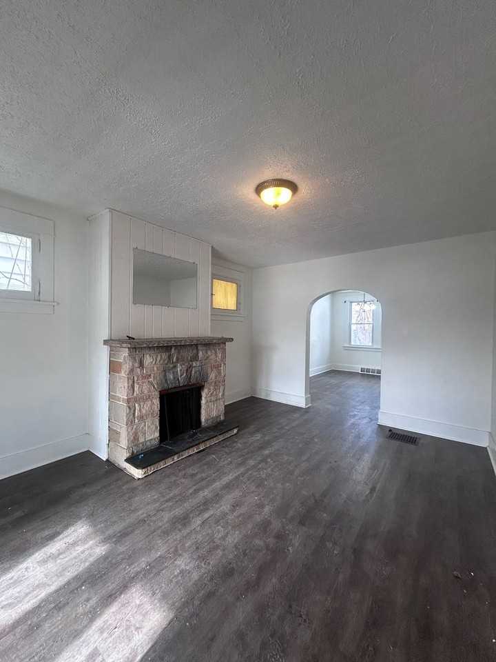 1110 Ingham St - Photo 5 of 31