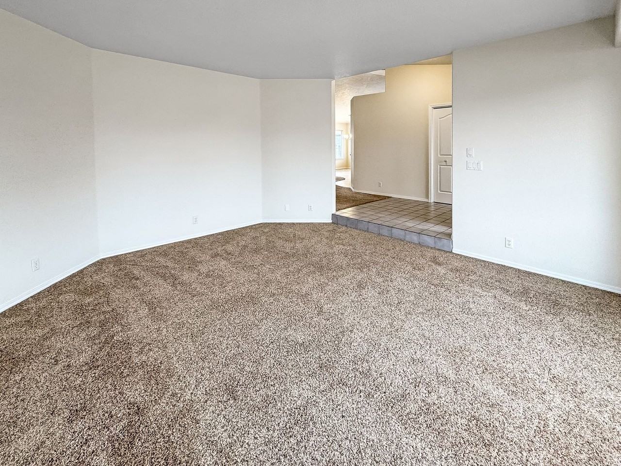 12253 W Norway St - Photo 4 of 24