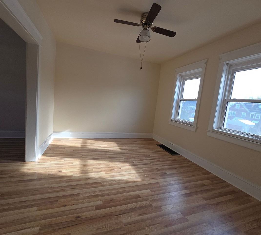 830 Media St - Photo 2 of 12